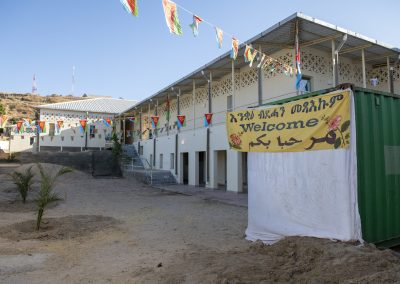 Die geschmückte Mutter-Kind-Klinik vor der Einweihung in Keren, Eritrea