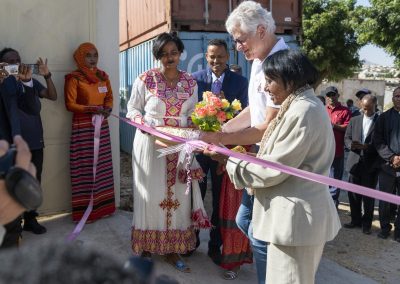 Der Vorsitzende von ARCHEMED weiht gemeinsam mit der eritreischen Gesundheitsministerin und vielen Gästen die Mutter-Kind-Klinik ein und schneidet ein Band durch