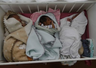 Drei neugeborene Babys liegen quer in einem Bettchen auf der Neugeborenenstation in Asmara, Eritrea